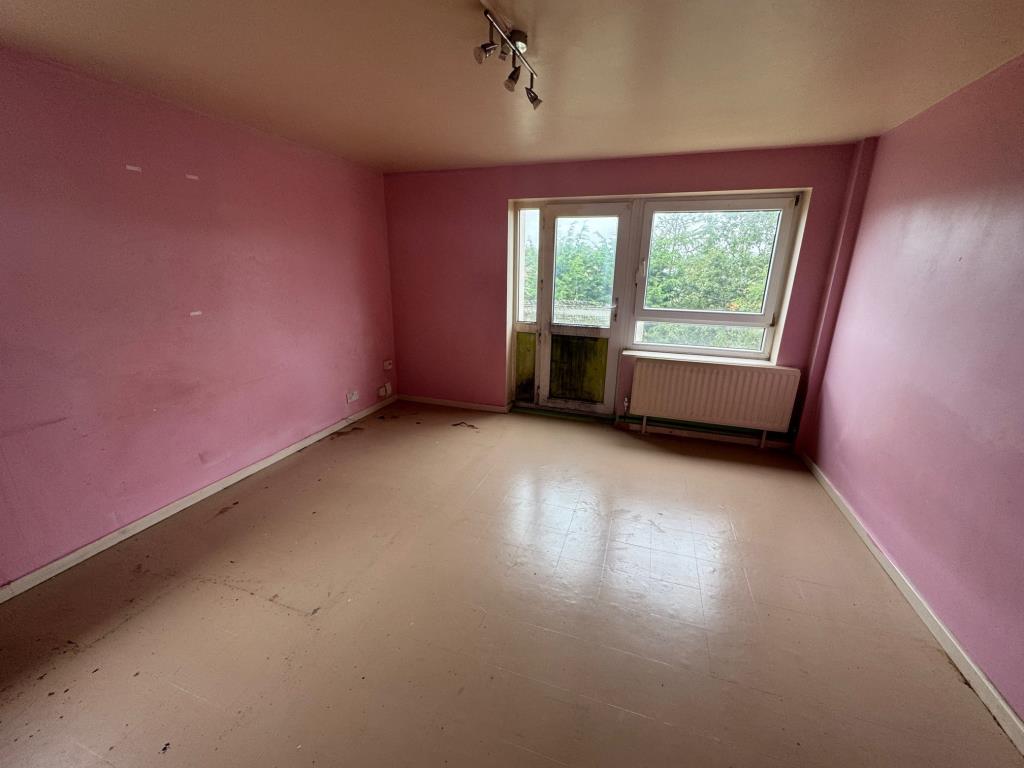 Lot: 166 - TWO-BEDROOM MAISONETTE FOR IMPROVEMENT - Living room